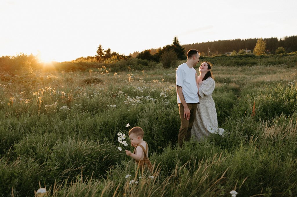 Vancouver grassy maternity photography session