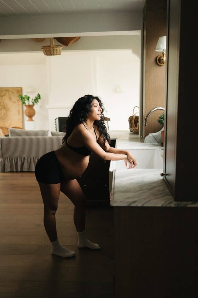 in-home maternity session in kitchen what to wear maternity photography