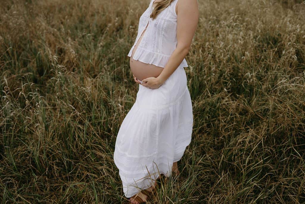 grassy field maternity styling what to wear maternity photography